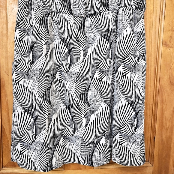 Forever 21 Women's Sleeveless Black & White Abstract Contemporary A-line Dress - Picture 9 of 15